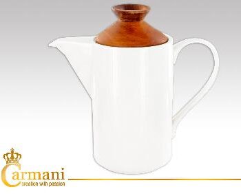 PORCELANOWY DZBANEK Z DREWNIANĄ PRZYKRYWKĄ