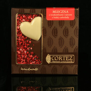 CZEKOLADA  MLECZNA Z TRUSKAWKAMI I SERCEM Z BIAŁEJ CZEKOLADY